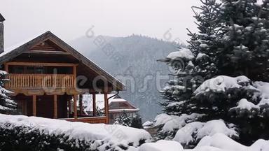 冬天下雪的时候，山上的<strong>圣诞</strong>木大厦。 松林附近滑雪场的舒适小<strong>屋</strong>。 小<strong>屋</strong>